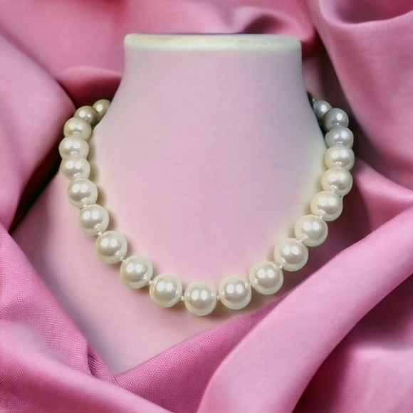 Vintage 1950s Mid Century Faux Pearl Gold Tone Necklace - Picture 2 of 14